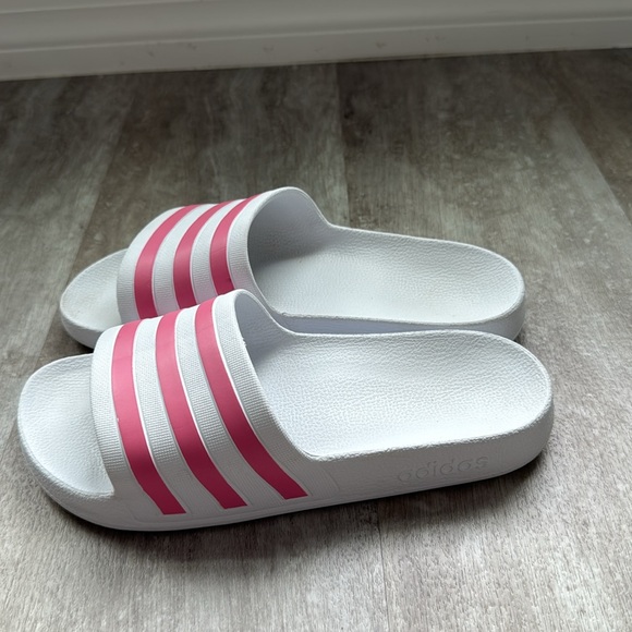Adidas women’s white & pink slides - Picture 2 of 5